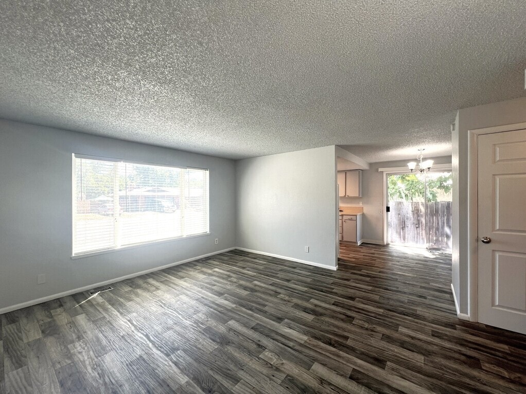 Building Photo - 906 E Bergeson St