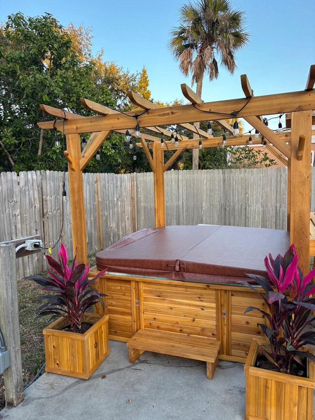 Building Photo - 10546 53rd Ave N