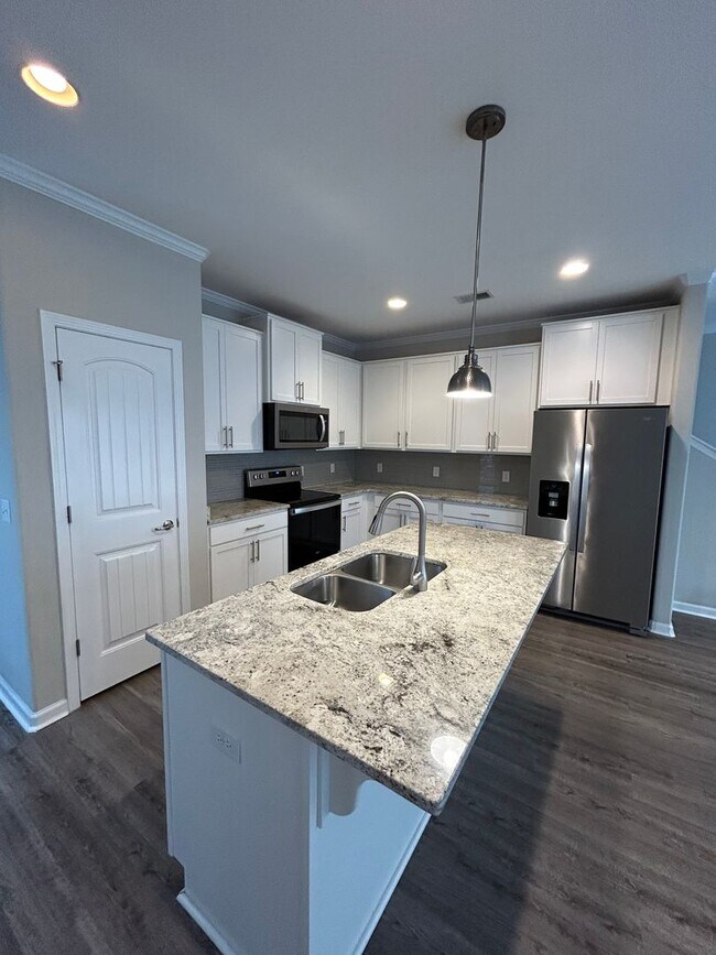 Building Photo - Spacious End Unit in Prime Location!