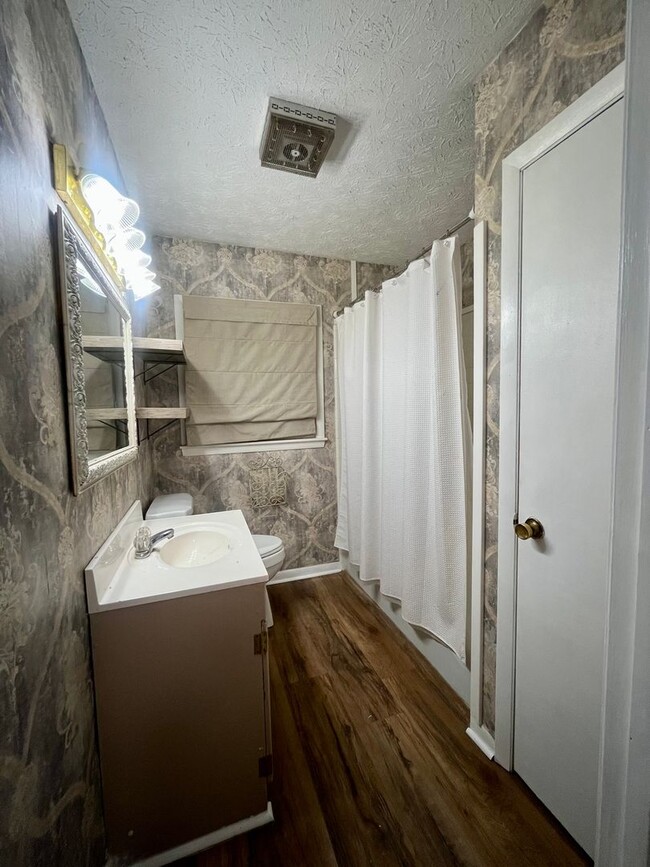 Building Photo - 3 Bed/2 Bath Home