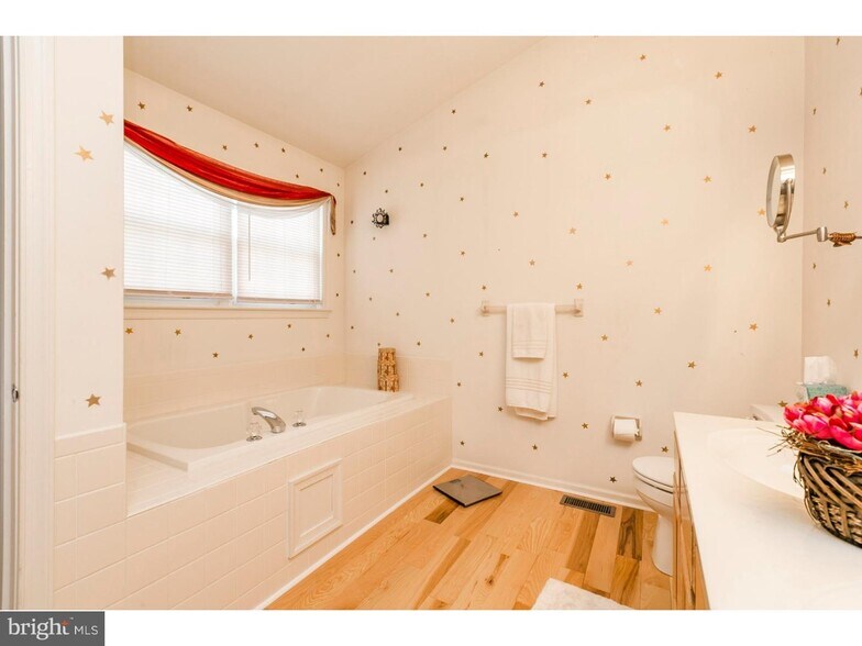 Building Photo - 556 Cork Cir