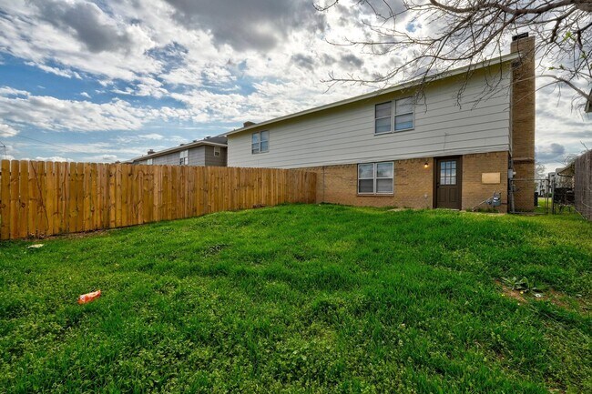 Building Photo - 3 bedroom 2.5 bath - NW Highway and Rockwell