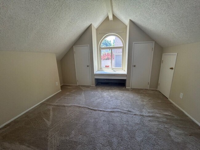 Building Photo - Charming 3 Bedroom, 2.5 Bathroom Condo in ...