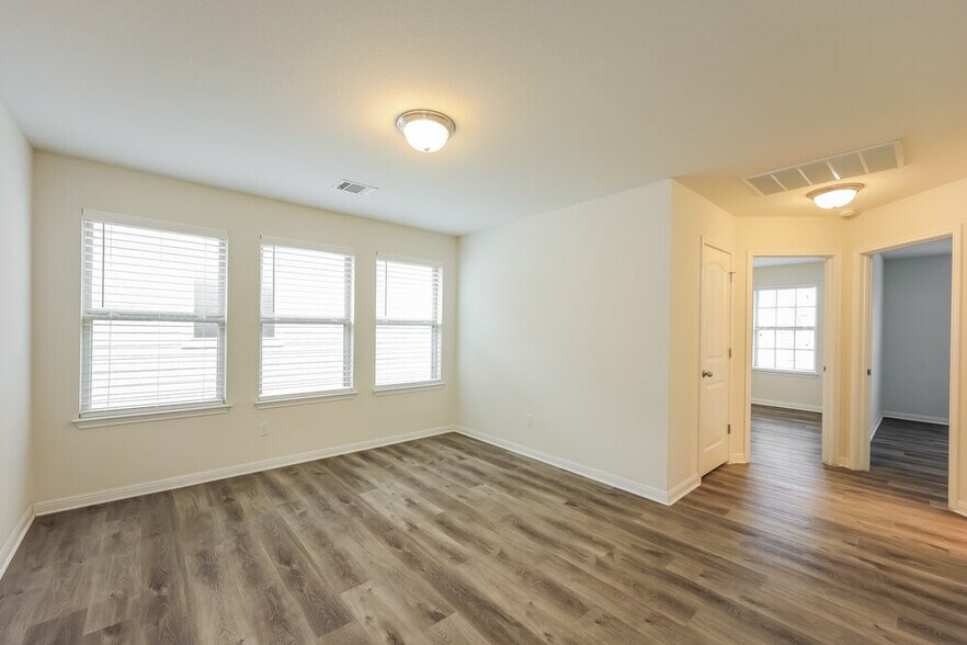 Building Photo - 200 Diamond Point Dr