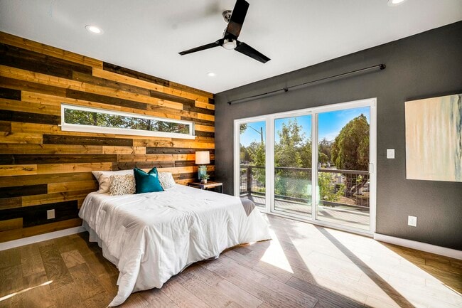 Building Photo - 1417 E Crockett St