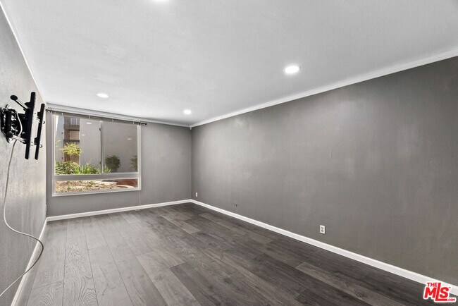 Building Photo - 1340 S Beverly Glen Blvd