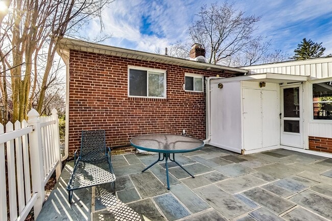 Building Photo - Spacious 3BR/2BA Rambler with Heated Sun-room and Slate Patio!