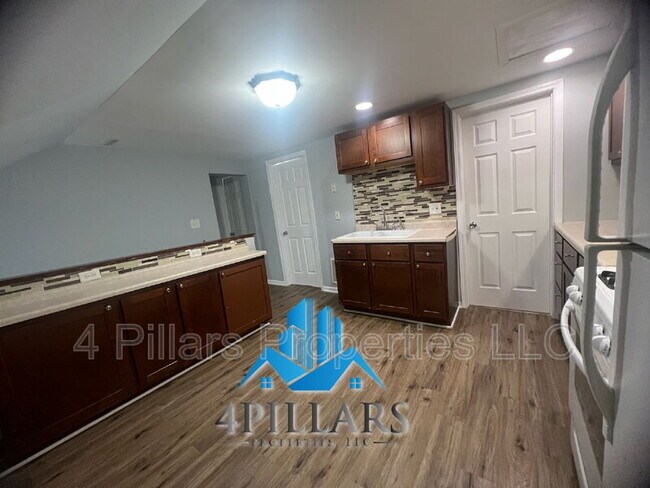 Building Photo - 162 W Commercial Ave