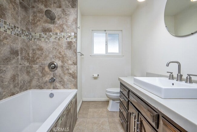 Building Photo - Beautiful 2 Bedroom Home