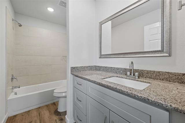 Building Photo - 419 E Elm St