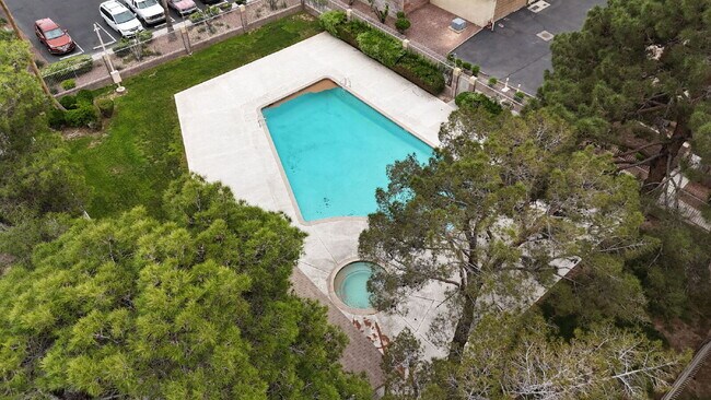 Building Photo - "Charming 3-Bedroom Townhouse Oasis with 2 Full Baths in Las Vegas – 1220 Sq Ft of Comfortable Li...