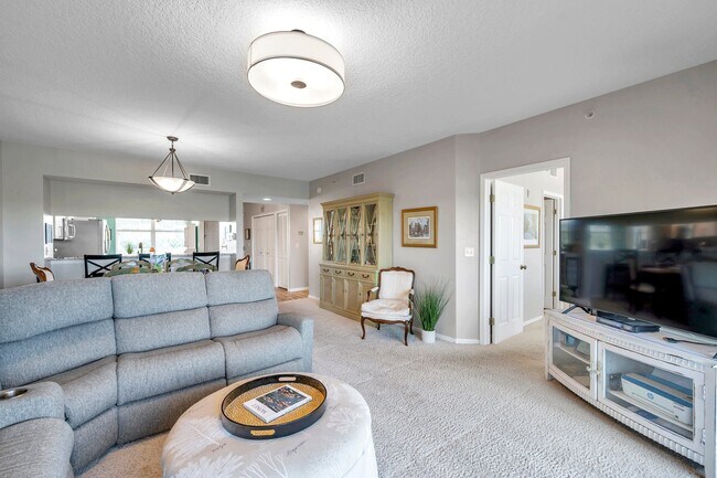 Building Photo - 1200 Country Club Dr
