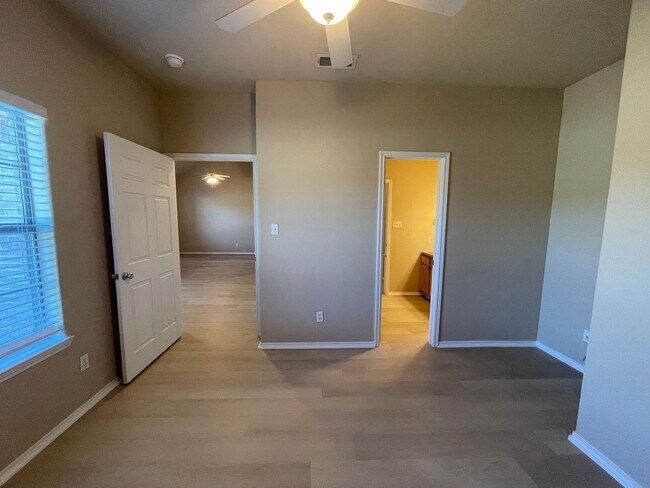 Building Photo - 105-107 Sunburst Court