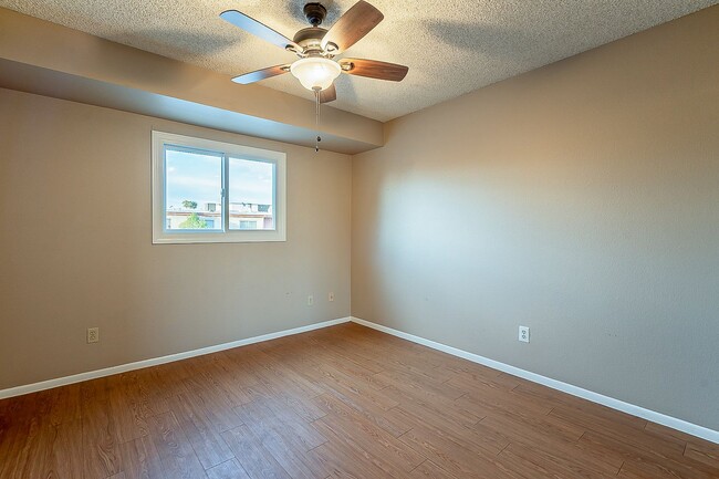 Building Photo - Charming 3 bedroom townhome near everything!
