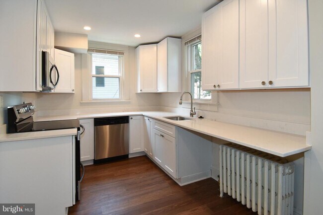 Building Photo - 633 24th St S