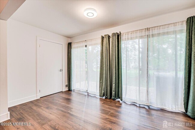 Building Photo - 369 Bromley Pl