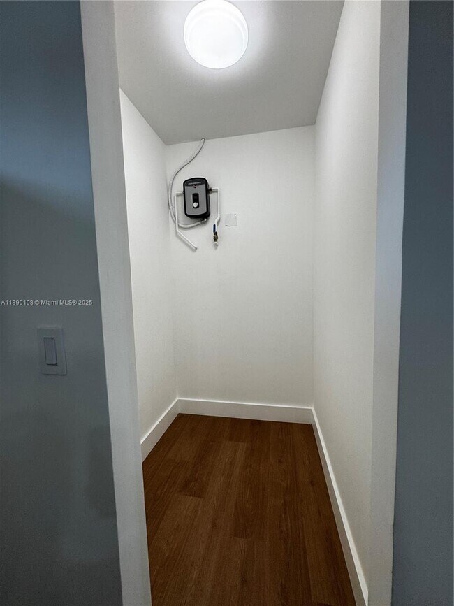 Building Photo - 1460 SW 24th Ct