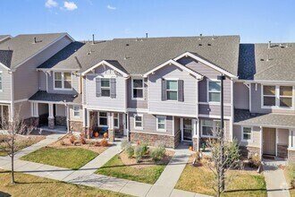 Building Photo - Beautiful 3 bedroom Townhome in Green Vall...