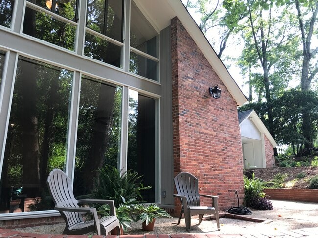Building Photo - 1855 Park Dr