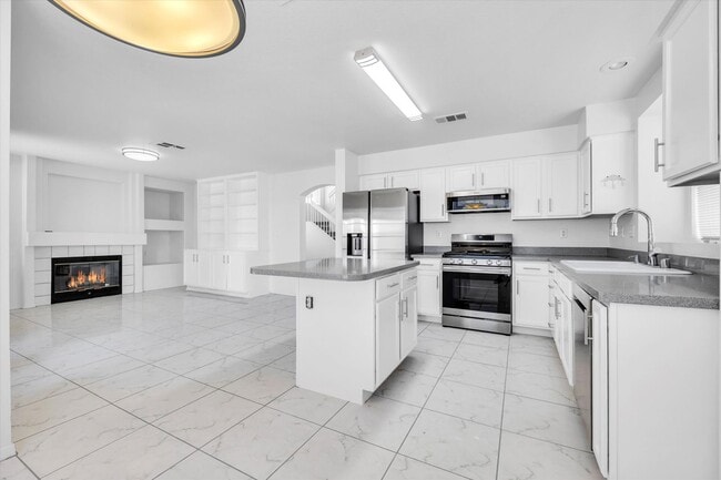 Building Photo - SE!!  Windmill and 215!! Newly remodeled!! All Tile Floors down stairs!! Low Maintenance Desert L...