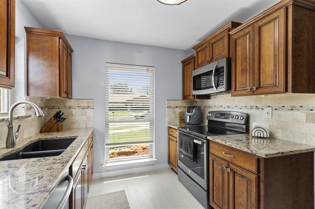 Building Photo - 2113 Victoria Rd