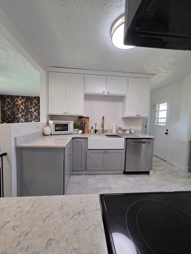 Building Photo - 100 9th Ave