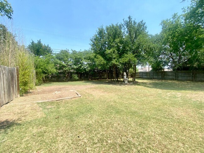Building Photo - 3 bedroom home with a large backyard in Harker Heights!