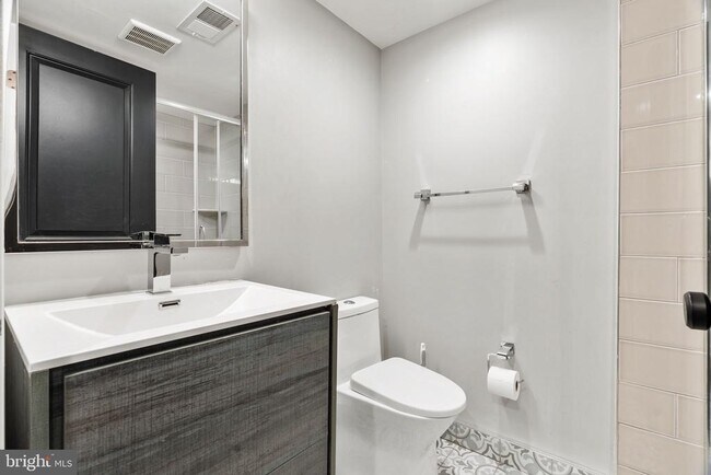 Building Photo - 2526 W Girard Ave