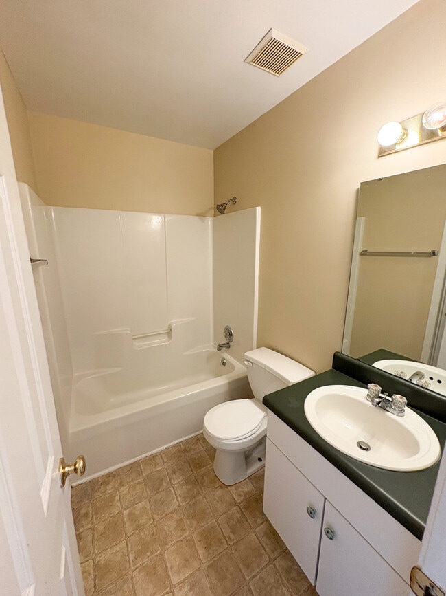 Building Photo - 1324 Deerwood St