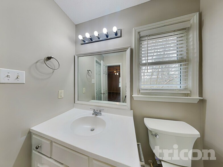 Building Photo - 820 Shadow Lake Dr