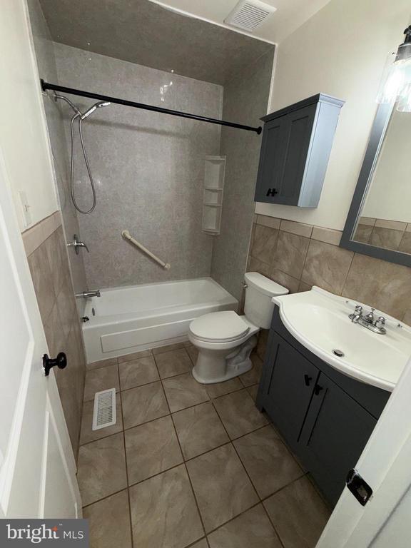 Building Photo - 5 Churchill Cir