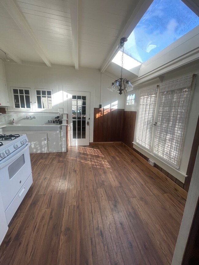 Building Photo - Pacific Grove quaint cottage