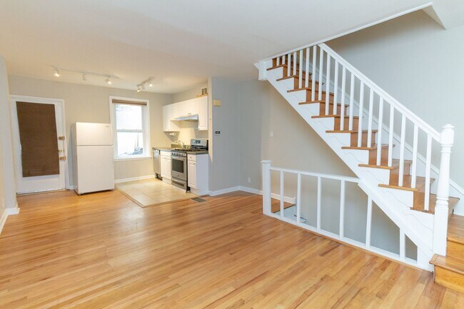 Building Photo - Charming 2 Bedroom 1 bath Row near Rittenh...