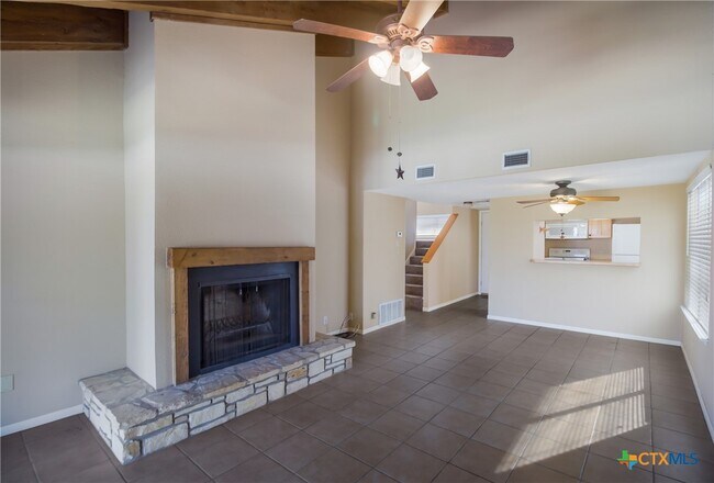 Building Photo - 1101 Parkview Dr
