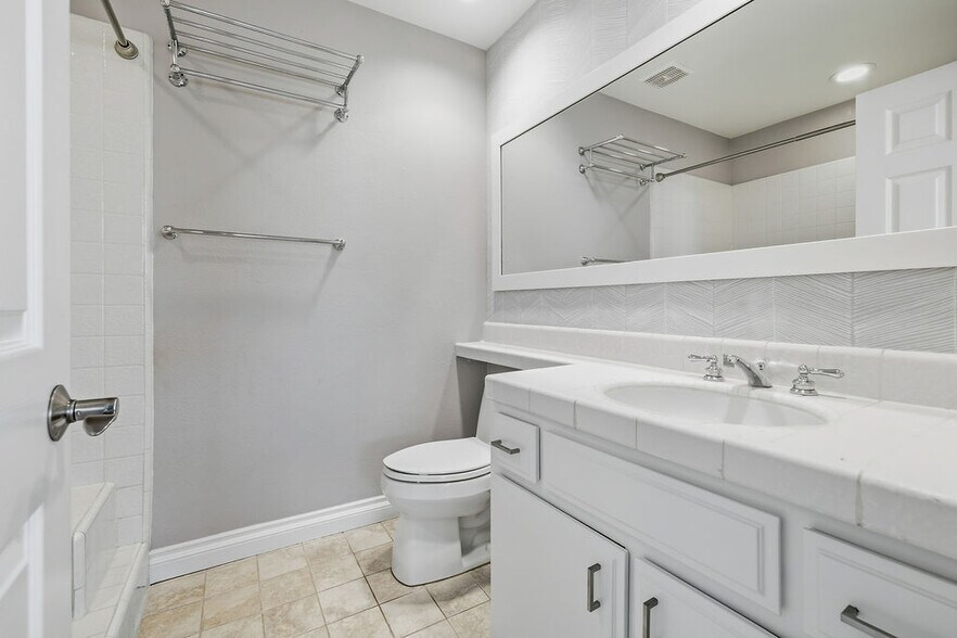 Building Photo - 501 Herondo St