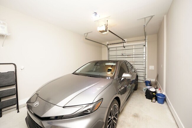 Building Photo - Newer Townhome Conveniently Located Near E...
