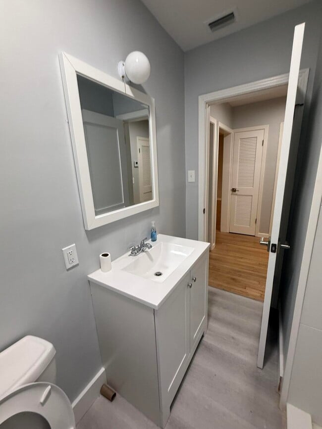 Building Photo - 926 N B St