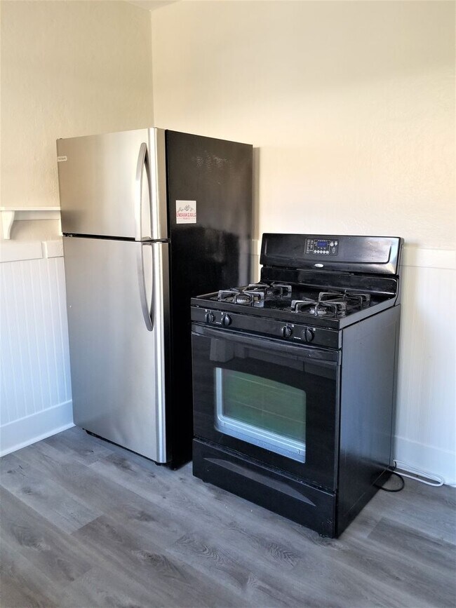 Building Photo - 401/403 Johnson