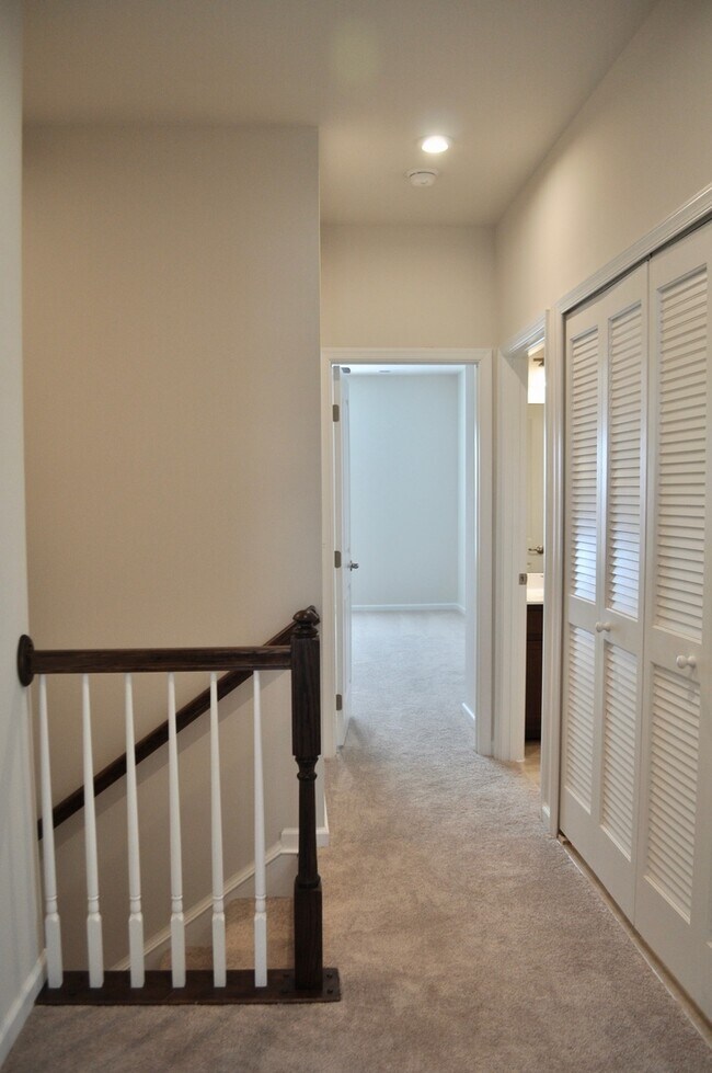 Building Photo - Beaver Creek Commons 3 Bed | 3.5 Bath Town...