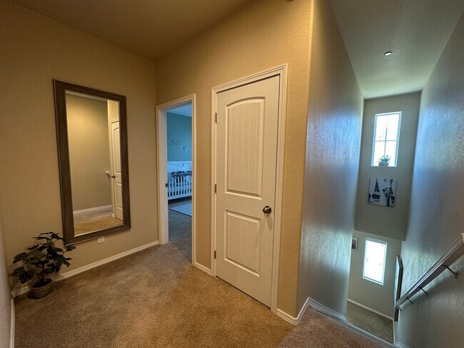 Building Photo - 2 Bed 3 Bath Townhouse with  2 Car Attache...