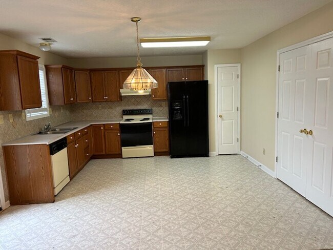 Building Photo - Eastwood home with 1st Floor Primary BR!   260210