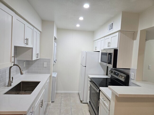 Building Photo - 5995 N 78th St