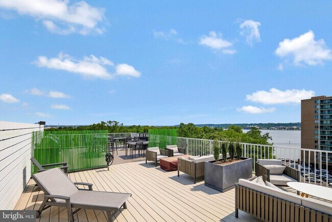 Building Photo - 635 Slaters Ln