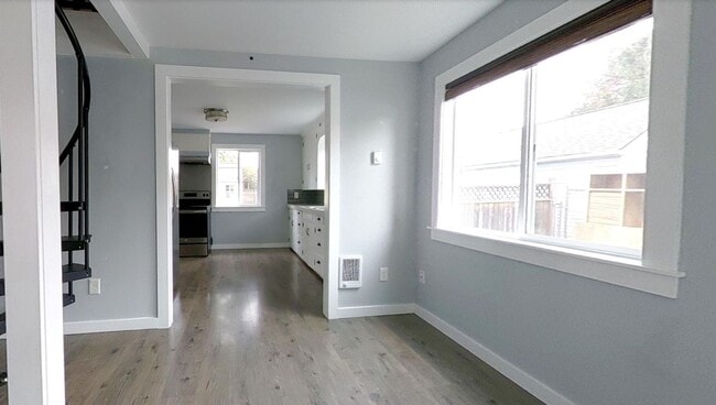 Building Photo - Charming 1+bd, 1ba Bungalow w/ Renovated A...