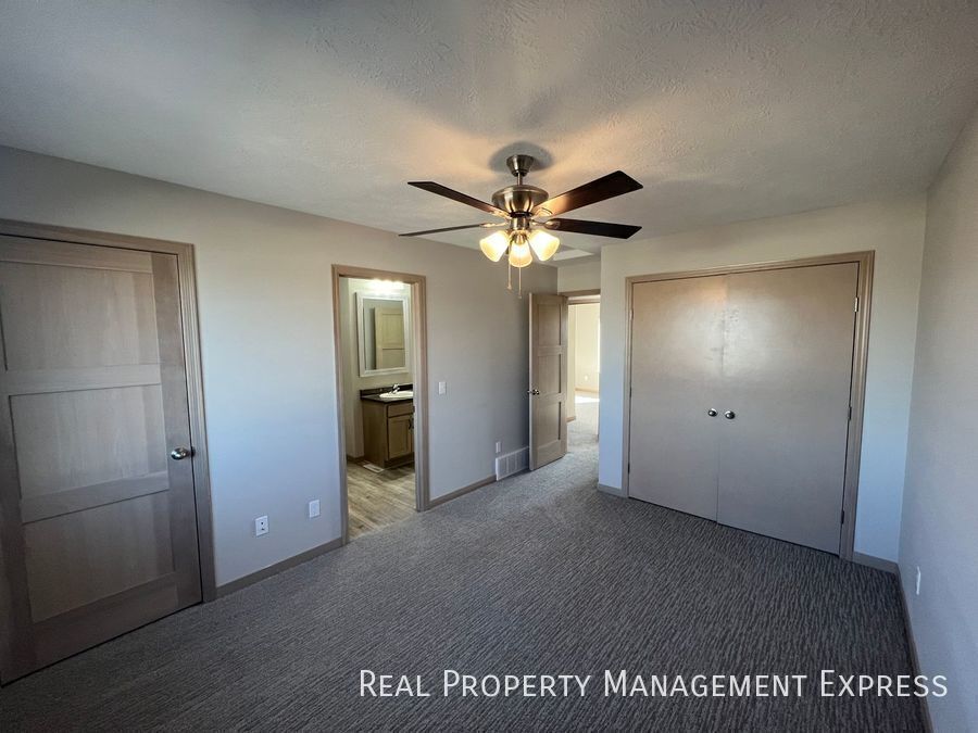 Building Photo - 3-Bedroom, 1.5 Bath Townhome