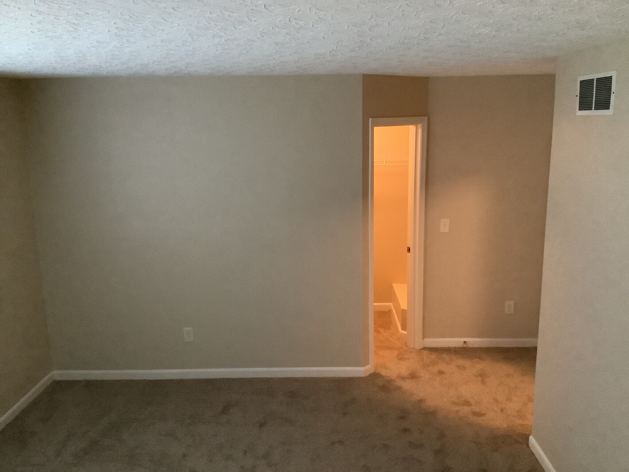 Building Photo - 10236 Meadow Glen Dr