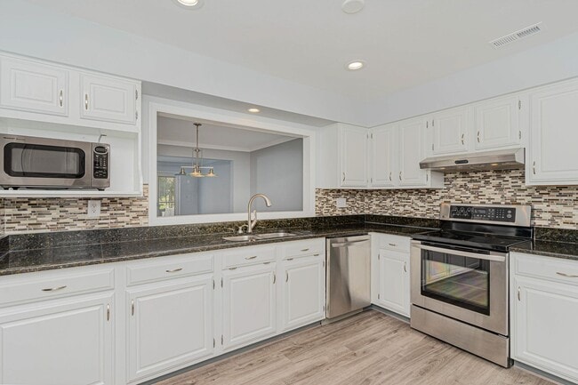 Building Photo - Immaculate 3bedroom 2.5 Townhouse on Kempsville Green Gold Couse