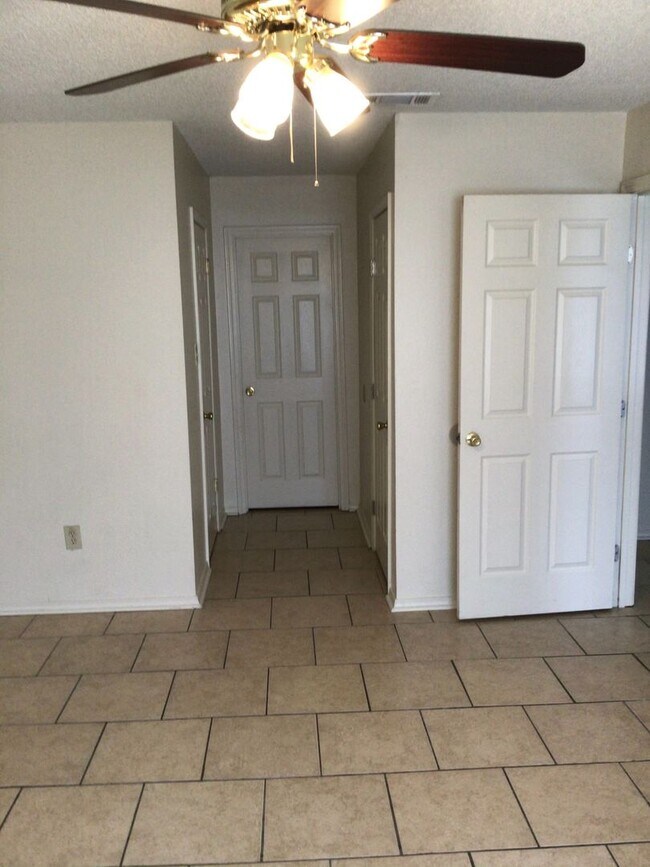 Building Photo - 2647 Amanda Dr