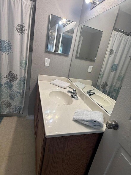 Building Photo - 4000 Santa Maria Dr