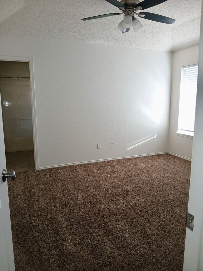 Building Photo - 3 bedroom single-family in Burleson ISD